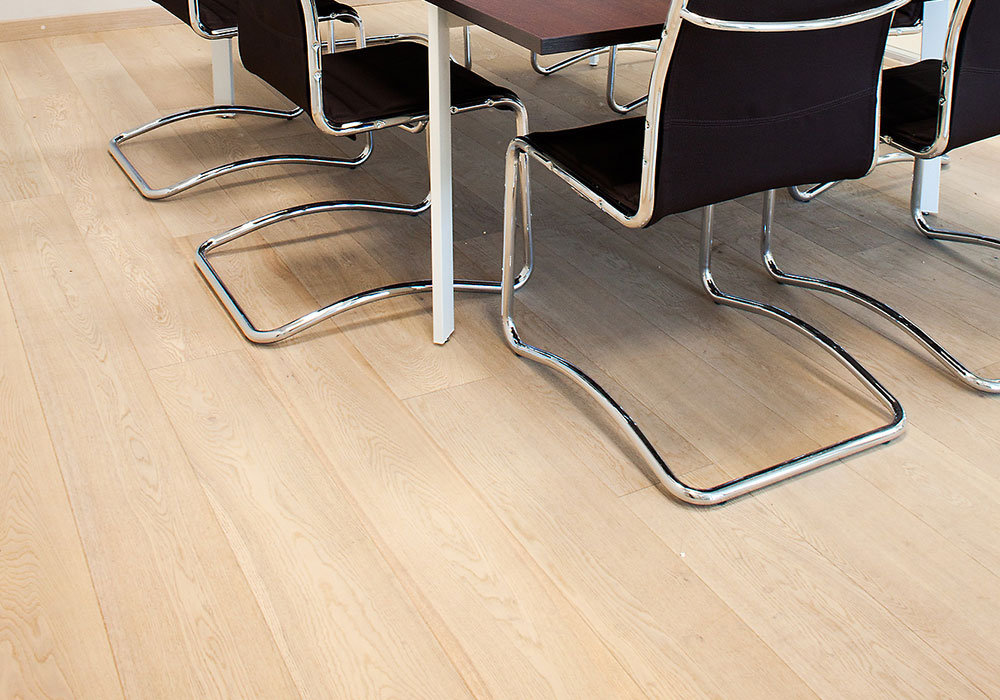 Инженерная доска Wood Bee дуб арктик 1200×125×12 фото в интерьере Инженерная доска Wood Bee дуб арктик 1200×125×12 фото в интерьере